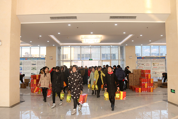 Heart of Staff and Warm the New Year, China Coal Group Issued Spring Festival Benefits to Her Staffs